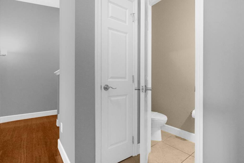 Vibrant 4br Family Townhome 1 Mile From World And Springs Casa de férias Orlando