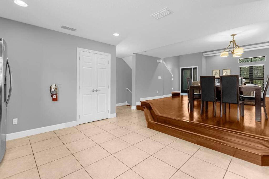 Vibrant 4br Family Townhome 1 Mile From World And Springs Casa de férias Orlando